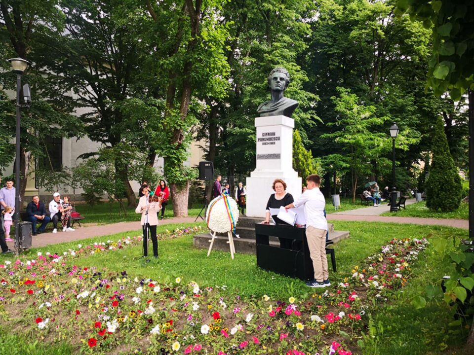 Recital de muzică la statuia lui Ciprian Porumbescu din centrul Sucevei