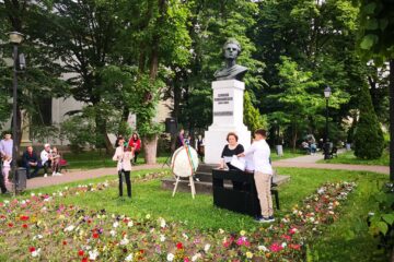 Recital de muzică la statuia lui Ciprian Porumbescu din centrul Sucevei