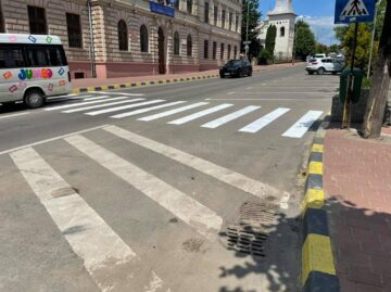 Trecerea de pietoni din apropierea Casei Cărții a fost trasată până într-un zid de pe marginea străzii