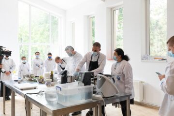 Demonstrație gastronomică a unui chef francez pentru studenții Facultății de Inginerie Alimentară din USV. Foto Ema Motrescu