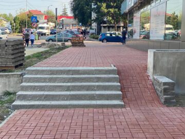 Trecerea de pietoni din apropierea Casei Cărții a fost trasată până într-un zid de pe marginea străzii