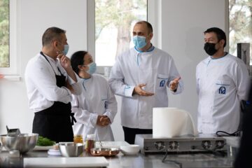 Profesorul Mircea Oroian (centru) în cadrul prezentării făcute la debutul demonstrației culinare. Foto Ema Motrescu
