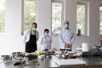 Demonstrație gastronomică a unui chef francez pentru studenții Facultății de Inginerie Alimentară din USV Foto Ema Motrescu