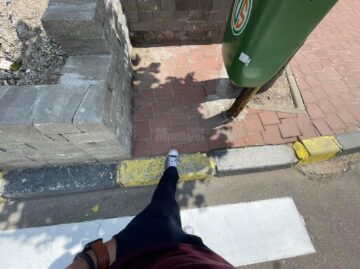 Trecerea de pietoni din apropierea Casei Cărții a fost trasată până într-un zid de pe marginea străzii