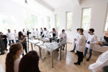 Modul de preparare al bucătarului francez, studiat îndeaproape de studenții suceveni. Foto Ema Motrescu