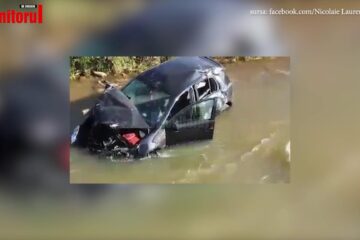 Un tânăr s-a răsturnat cu mașina în apă, iar o bârnă a intrat prin parbriz