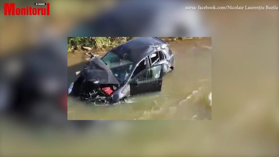 Un tânăr s-a răsturnat cu mașina în apă, iar o bârnă a intrat prin parbriz