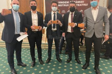 Vlad Popescu Piedone (stânga) a achiziționat o cărămidă pentru a constribui la construcția Teatrului Grivița 53