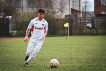 O bază sportivă excelentă, materiale diversificate, competența antrenorilor, competiții oficiale și amicale la juniori, echipă proprie de seniori, toate puse la dispoziția elevilor, gratuit, la LPS