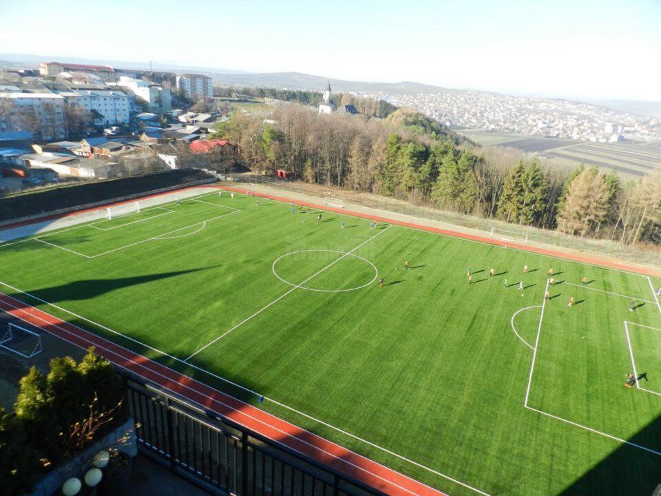 O bază sportivă excelentă, materiale diversificate, competența antrenorilor, competiții oficiale și amicale la juniori, echipă proprie de seniori, toate puse la dispoziția elevilor, gratuit, la LPS