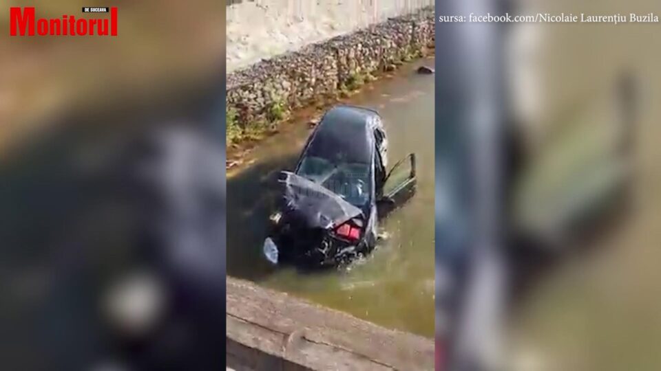 Răsturnat cu mașina în apă
