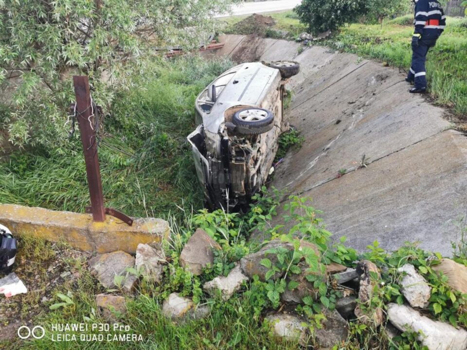 Tânăr găsit mort lângă o mașină implicată într-un accident violent