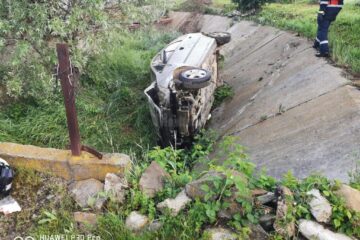 Tânăr găsit mort lângă o mașină implicată într-un accident violent