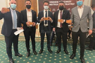 Vlad Popescu Piedone (stânga) a achiziționat o cărămidă pentru a contribui la construcția teatrului Grivița 53