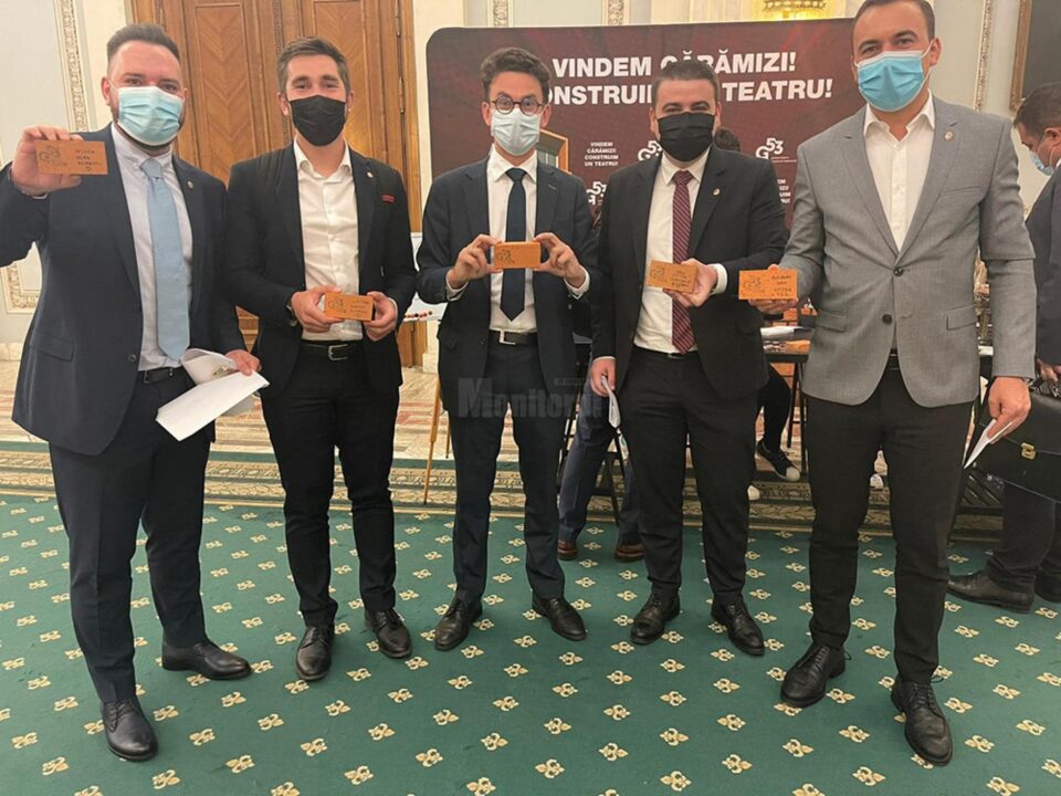 Vlad Popescu Piedone (stânga) a achiziționat o cărămidă pentru a contribui la construcția teatrului Grivița 53 Vlad Popescu Piedone (stânga) a achiziționat o cărămidă pentru a contribui la construcția teatrului Grivița 53