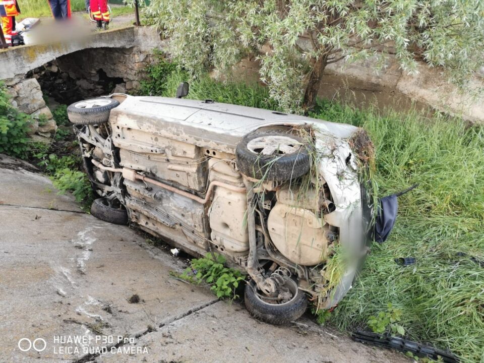 Tânăr găsit mort lângă o mașină implicată într-un accident violent