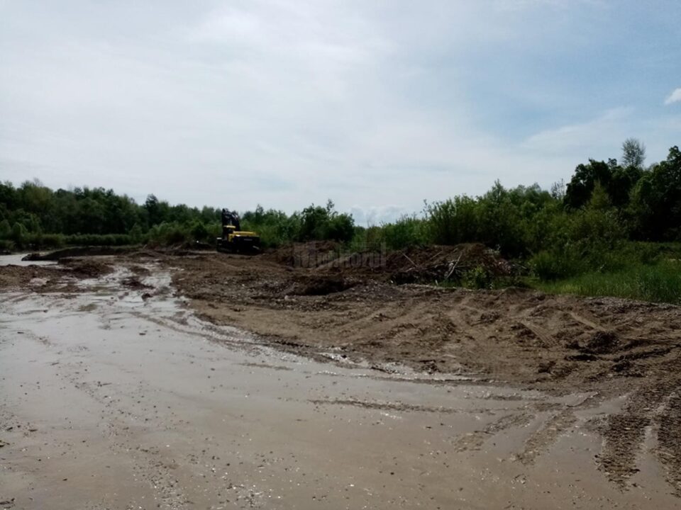 Zona în care se exploata, pe malul râului Suceava, în localitatea Frătăuții Vechi