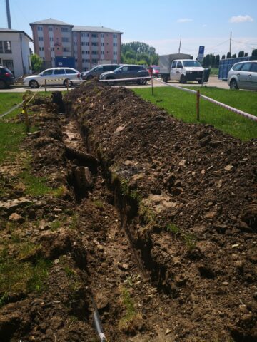 Se lucrează la conectarea blocului la rețeaua de apă