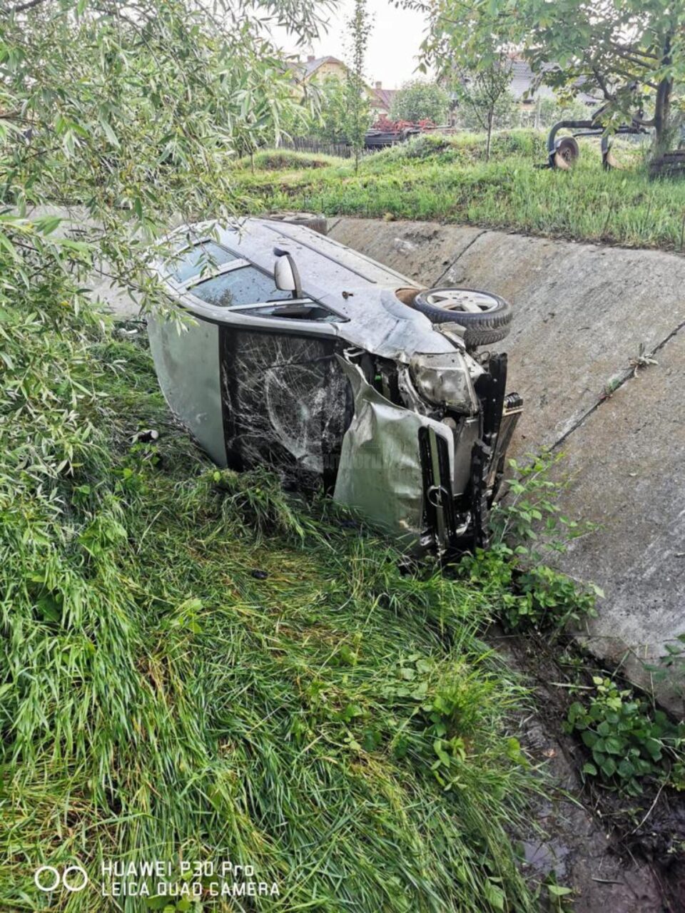 Tânăr găsit mort lângă o mașină implicată într-un accident violent