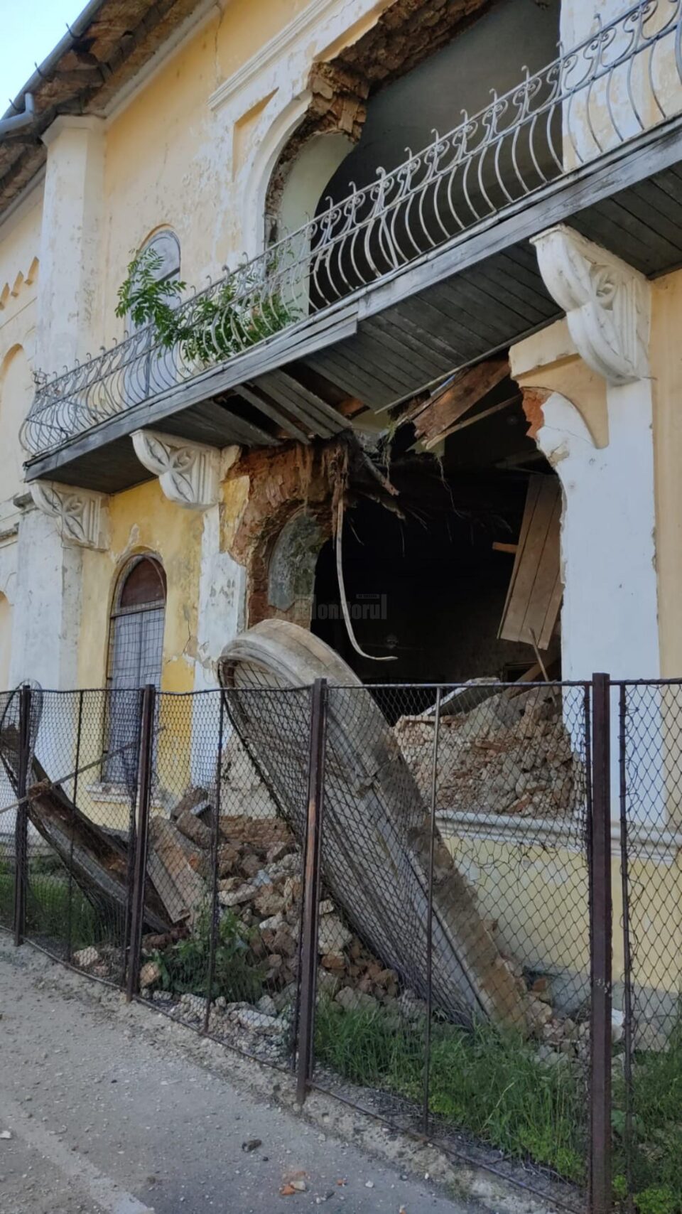 S-a prăbușit peretele de Nord al sinagogii din Fălticeni