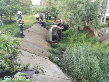 Tânăr găsit mort lângă o mașină implicată într-un accident violent