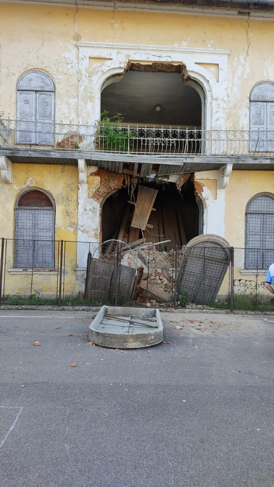 S-a prăbușit peretele de Nord al sinagogii din Fălticeni