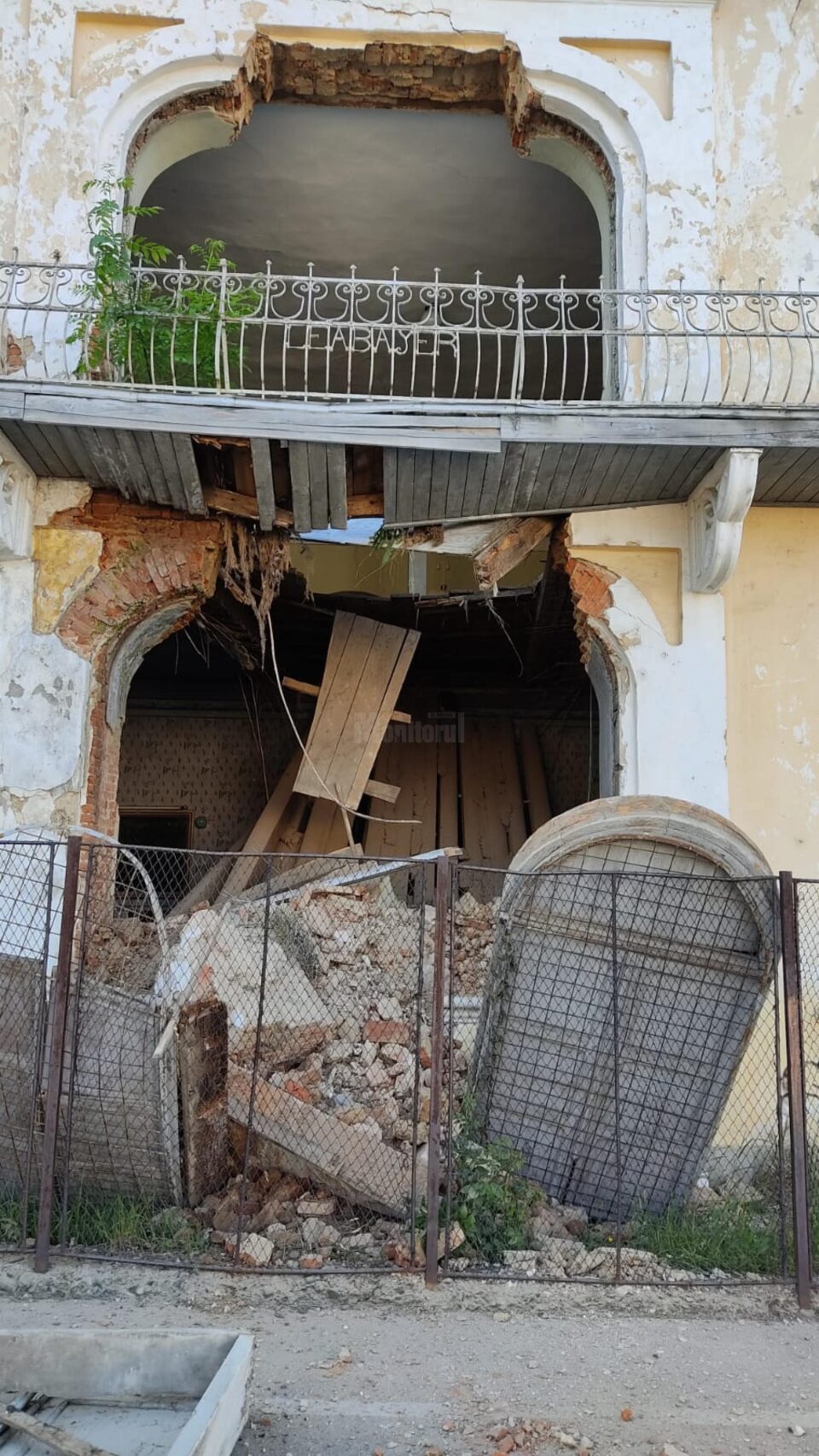 Un perete al singurei sinagogi care a mai rămas în Fălticeni s-a prăbușit