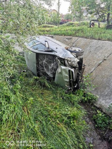 Tânăr găsit mort lângă o mașină implicată într-un accident violent