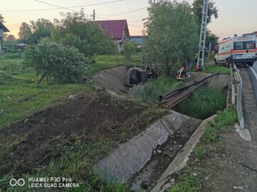Tânăr găsit mort lângă o mașină implicată într-un accident violent