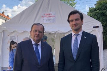Secretarul de stat la Ministerul Sănătății Andrei Baciu și președintele Consiliului Județean Suceava, Gheorghe Flutur