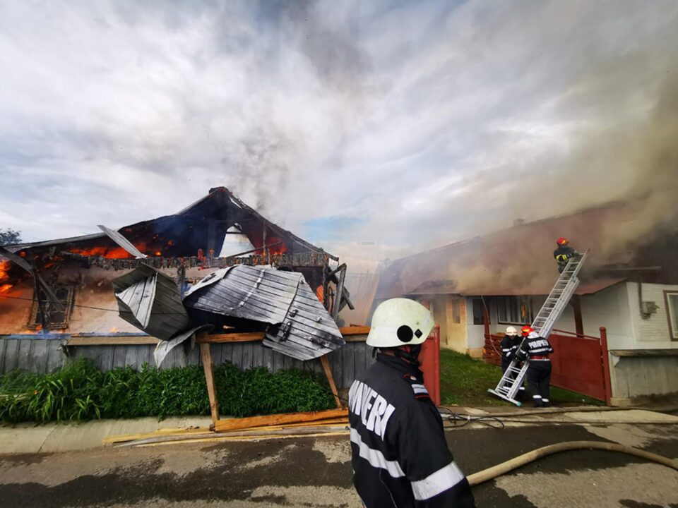 Incendiu puternic, favorizat de vânt, la două case