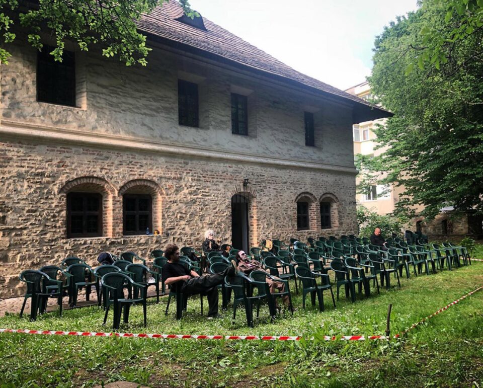 Curtea Hanului Domnesc, locul de desfășurare a premierei comediei de groază „Titanicul”, anunțată de echipa teatrului Matei Vișniec