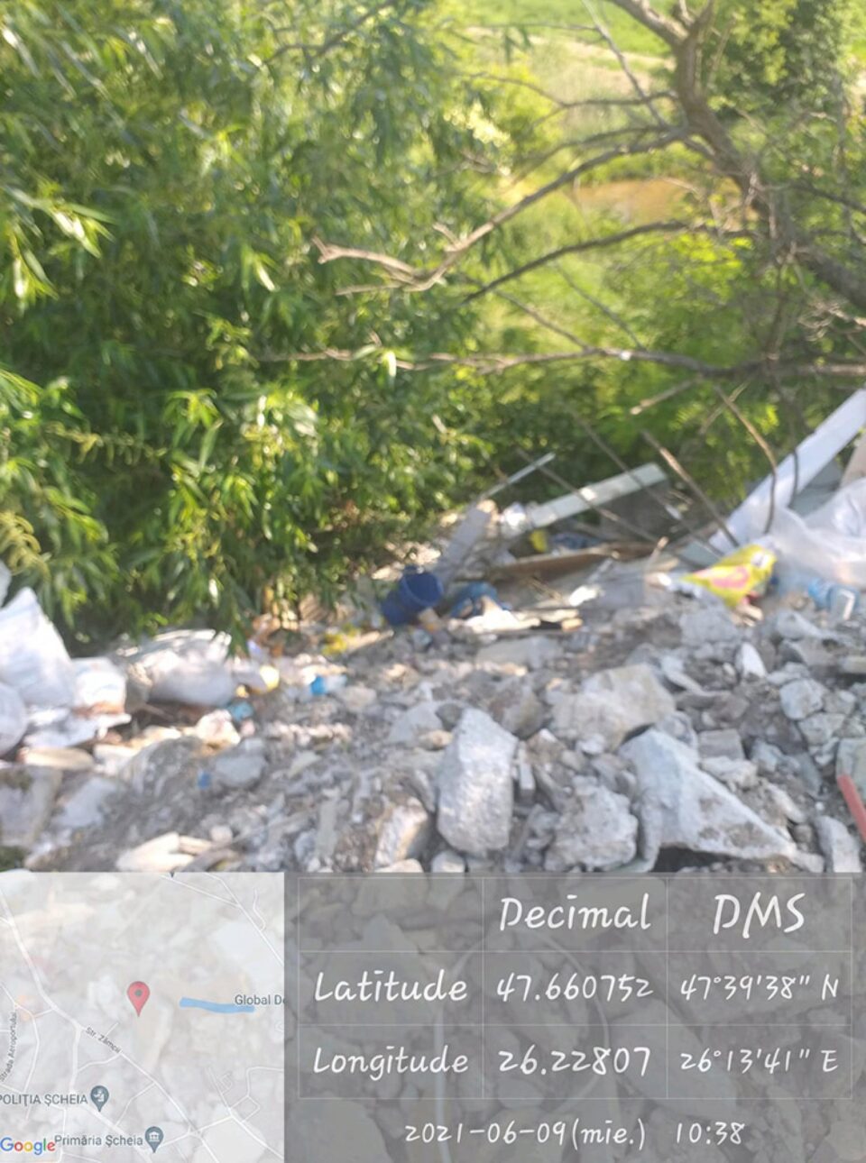 Gunoaie abandonate pe câmp, pe raza satului Șcheia