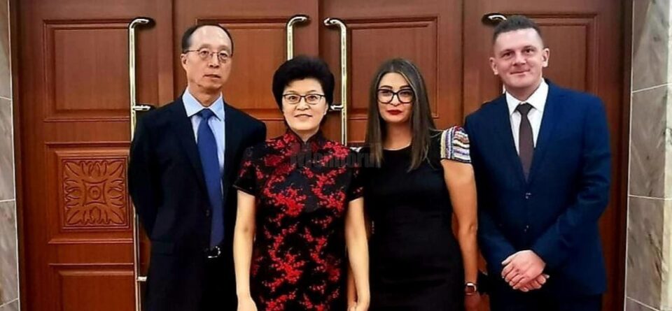 Reprezentanții Asociației Casa Româno-Chinez Suceava, alături de ambasadoarea Chinei în România, E.S. Jiang Yu Reprezentanții Asociației Casa Româno-Chinez Suceava, alături de ambasadoarea Chinei în România, E.S. Jiang Yu