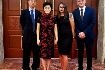 Reprezentanții Asociației Casa Romano-Chinez Suceava alături de ambasadoarea Chinei în Romania, E.S. Jiang Yu