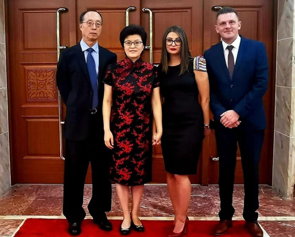 Reprezentanții Asociației Casa Romano-Chinez Suceava alături de ambasadoarea Chinei în Romania, E.S. Jiang Yu Reprezentanții Asociației Casa Romano-Chinez Suceava alături de ambasadoarea Chinei în Romania, E.S. Jiang Yu