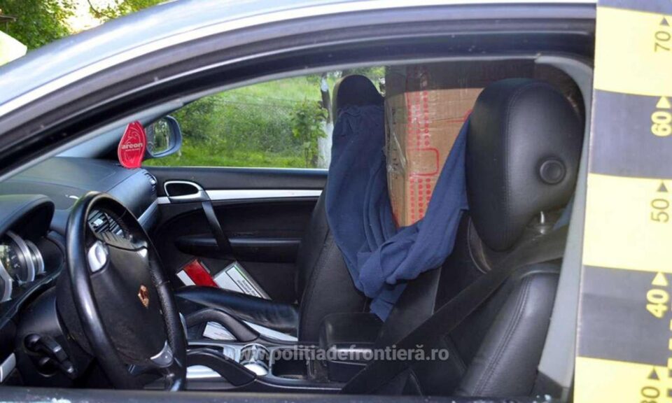 Porsche încărcat cu țigări de contrabandă, oprit de polițiștii de frontieră cu banda de cuie
