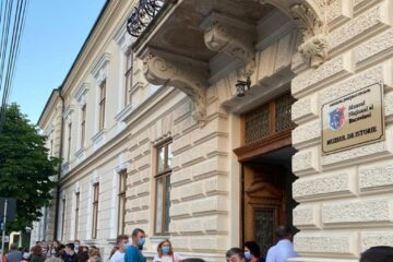 Oamenii stau la coada la Muzeul de Istorie