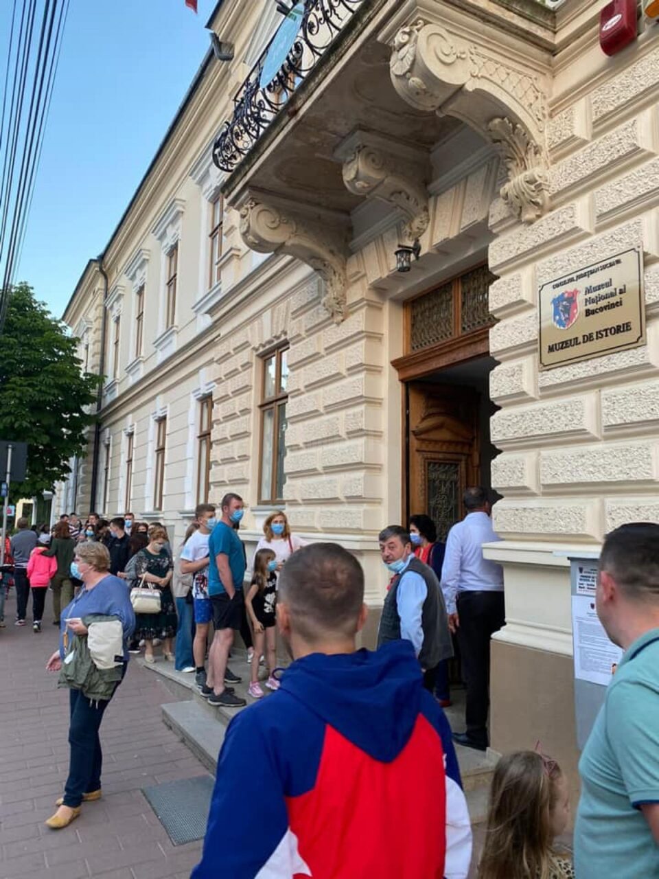 Oamenii stau la coada la Muzeul de Istorie