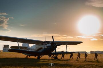 Parașutiști urcând în avionul Antonov AN2 din care se fac salturile, la Suceava