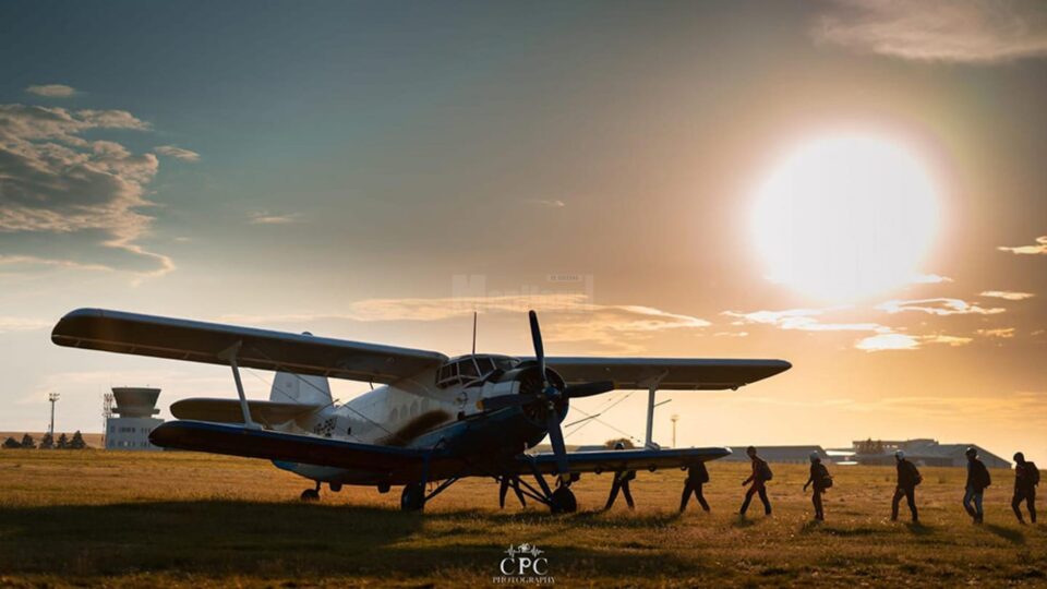 Parașutiști care urcă în avionul Antonov AN2, din care se fac salturi la Suceava