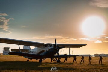 Parașutiști care urcă în avionul Antonov AN2, din care se fac salturi la Suceava