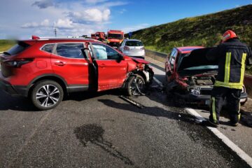 Impactul violent dintre cele două mașini