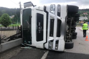 Un autotren încărcat cu fier s-a răsturnat la Vatra Dornei