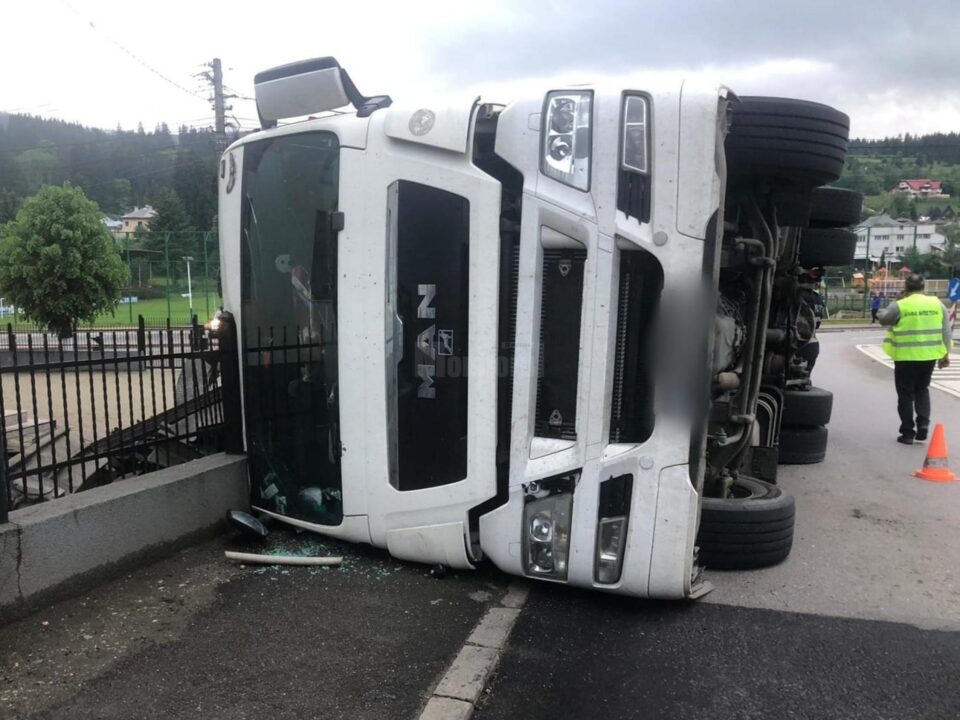 Un autotren încărcat cu fier s-a răsturnat la Vatra Dornei