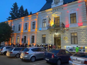 Oameni care asteapta sa intre la Muzeul de Istorie, Noaptea Muzeelor 2021