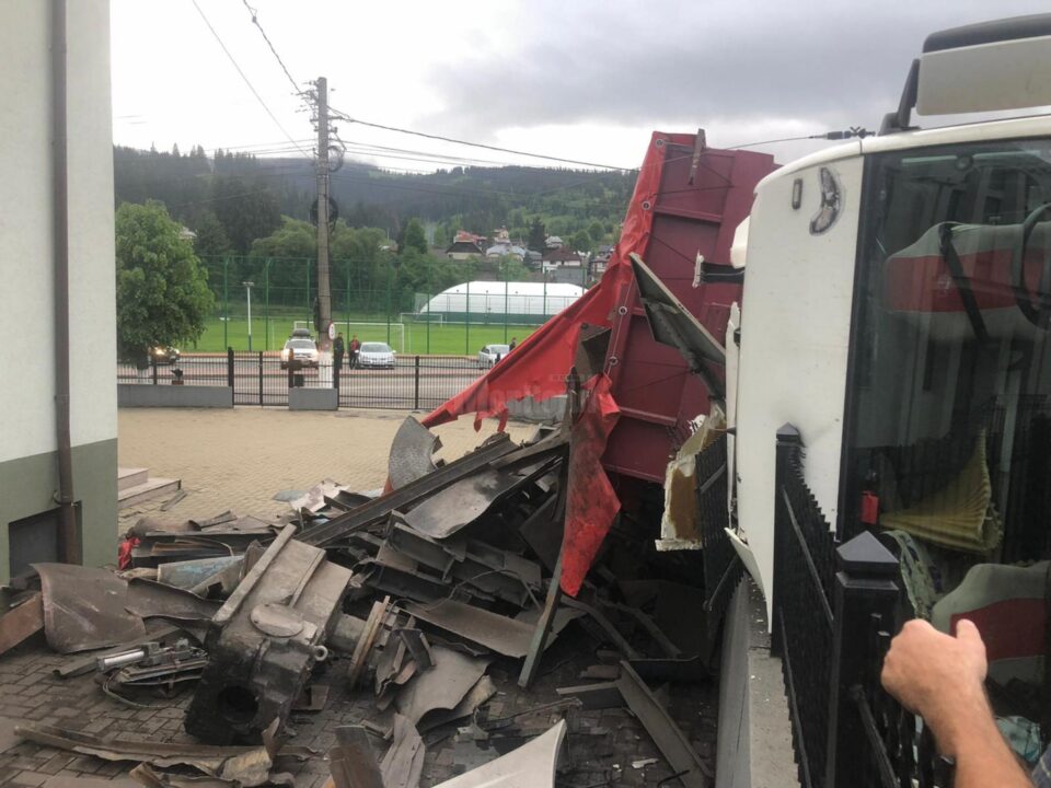 Un autotren încărcat cu fier s-a răsturnat la Vatra Dornei