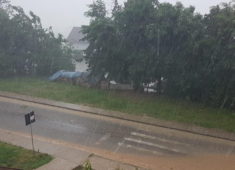 Ploi abundente până miercuri dimineață