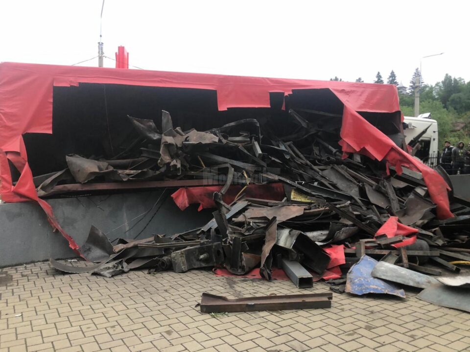 Un autotren încărcat cu fier s-a răsturnat la Vatra Dornei