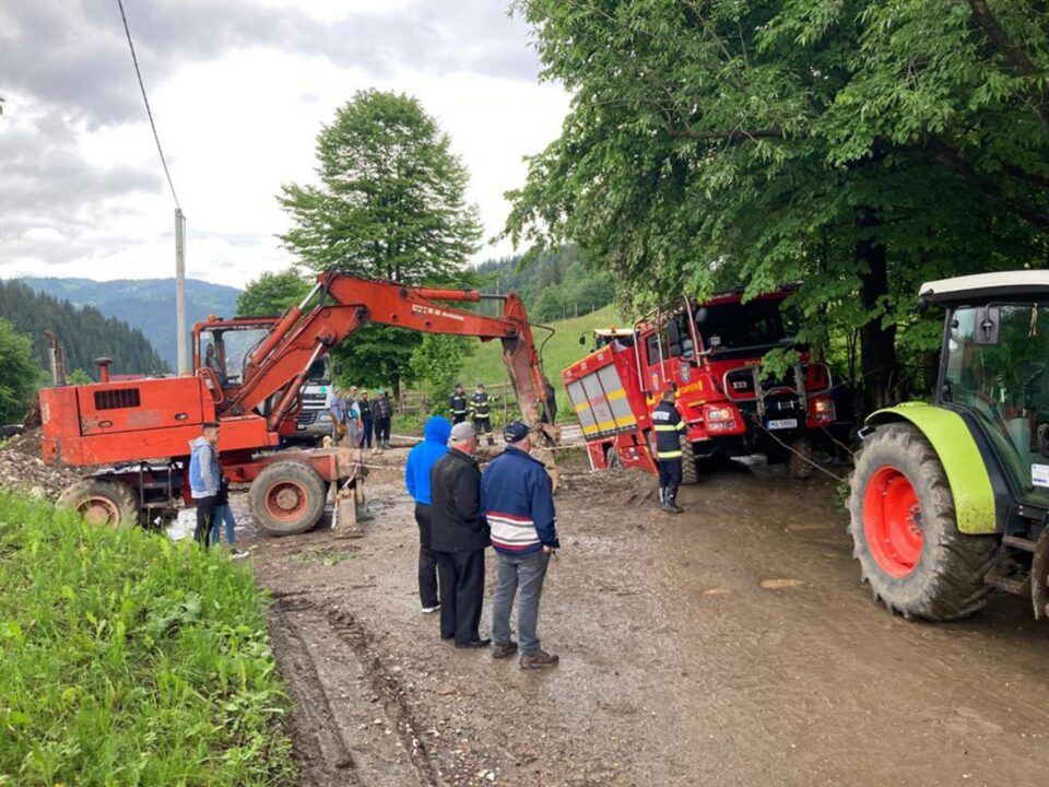 Mașina ISU a rămas blocată după ce un mal s-a surpat